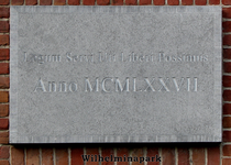 833258 Afbeelding van de in 1977 geplaatste gevelsteen, met een Latijnse tekst, aan de voorgevel van het pand ...
